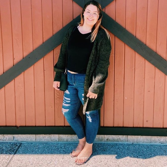 Meet your Posher, Amanda - Picture 2 of 3